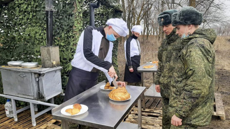 Военные повара пекли хлеб и стреляли из автоматов в Воронежской области
