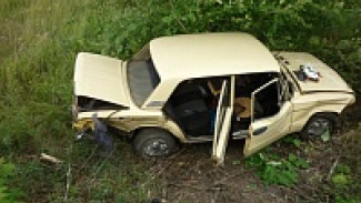 В Воронежской области «ВАЗ» врезался в «КамАЗ»: пять человек ранены