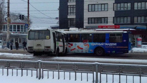 В Воронеже маршрутный «ПАЗ» столкнулся с троллейбусом