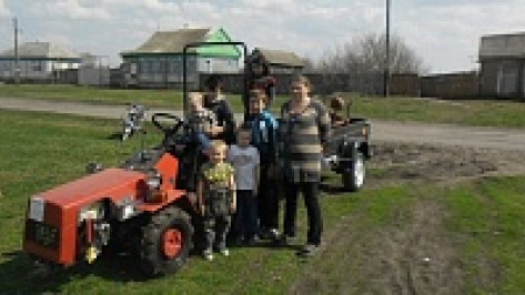 В Воронежской области десять многодетных семей из сельских районов получили мини-тракторы