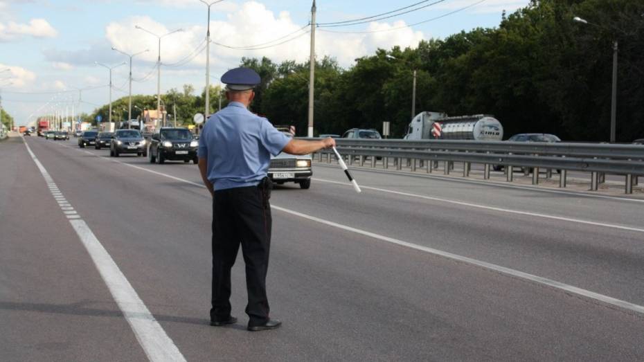 Богучарские инспекторы ДПС выявили у водителя поддельное удостоверение