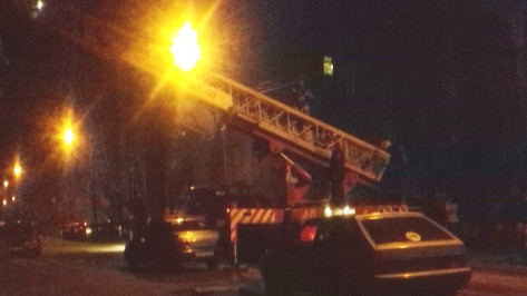 Жильцов общежития в Левобережном районе Воронежа эвакуировали из-за пожара