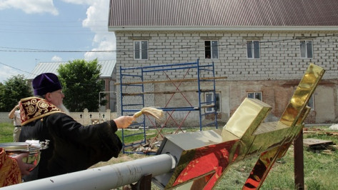 Митрополит Воронежский и Борисоглебский Сергий освятил купол и крест для новоусманского храма
