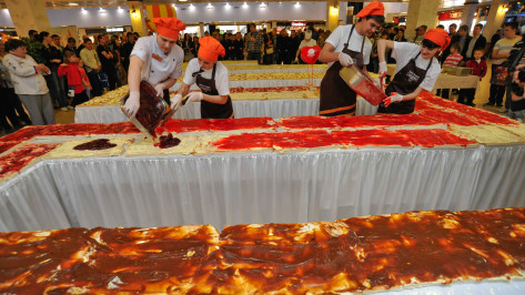  Сегодня в Воронеже приготовили самый большой бутерброд в России