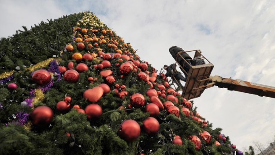 На площади Ленина убирают елку и новогодние декорации      