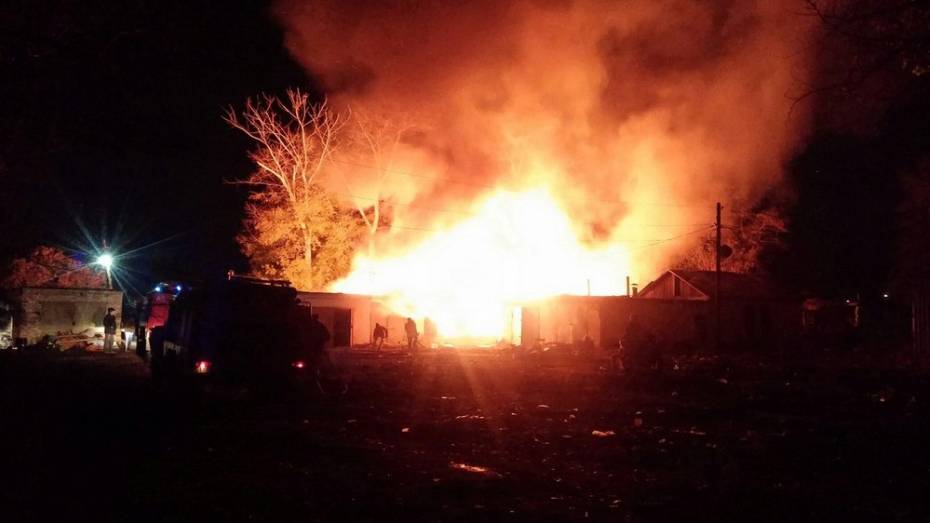 В Семилукском поселке сгорели 5 сараев