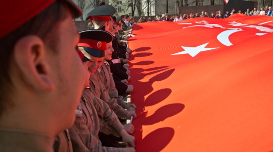 В Воронеже развернули 200-метровую копию Знамени Победы