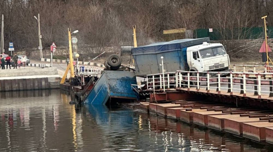Полиция изучит обстоятельства падения фуры с моста в Воронежской области