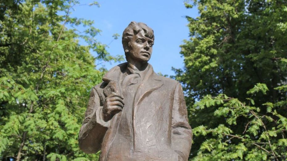 Памятник Сергею Есенину в Воронеже вернули на место