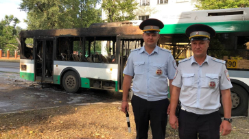Сотрудники ДПС первыми заметили горящий автобус на улице Богдана Хмельницкого в Воронеже