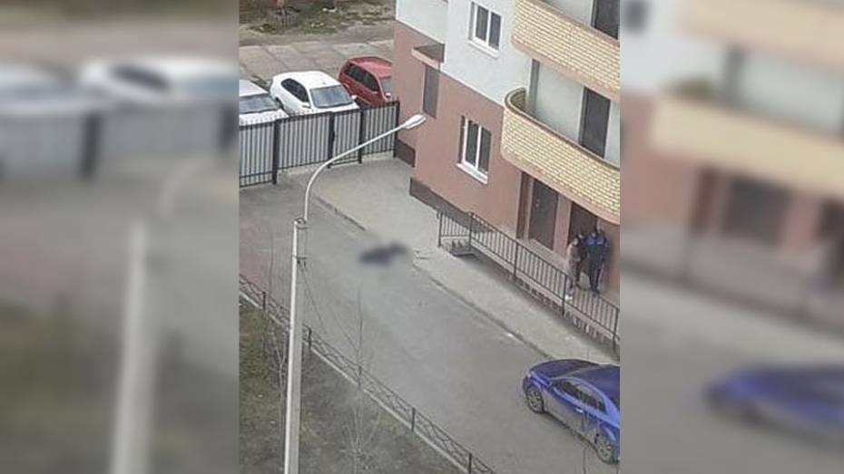 У подъезда многоэтажки в Воронеже нашли тело женщины