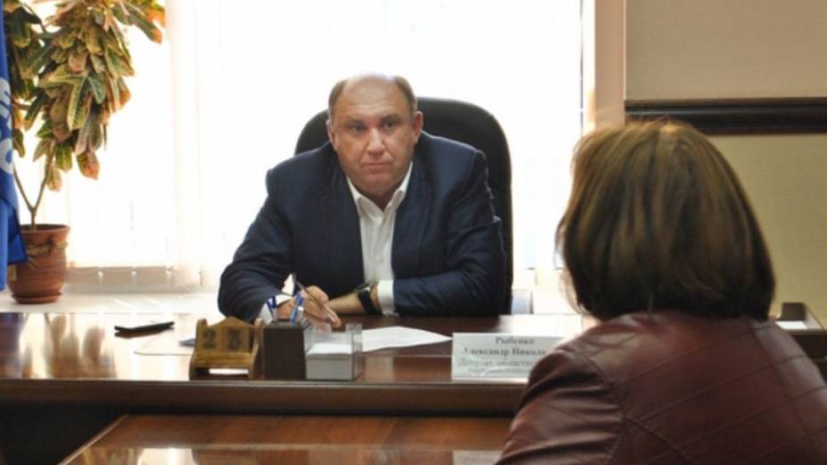 В Воронежской области неизвестные в масках ворвались в дом депутата и пытали его утюгом
