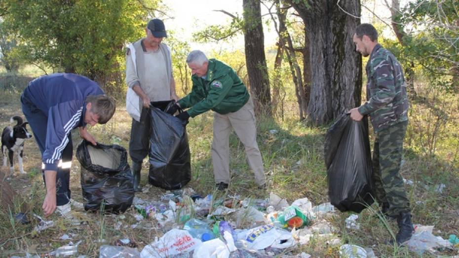 Новохоперские лесничие очистили от мусора места отдыха на Савале