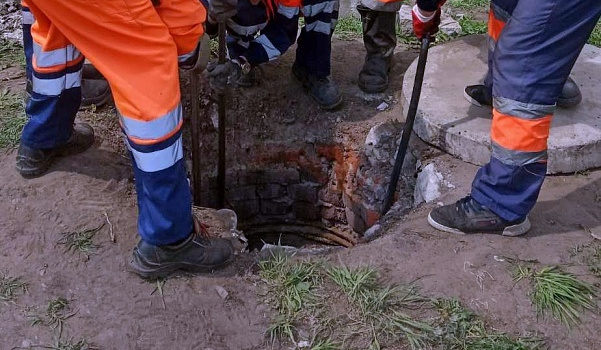 Телеантенну и школьный портфель нашли в канализации в Воронеже