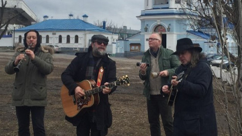 Певец Борис Гребенщиков дал мини-концерт у храма в Воронеже