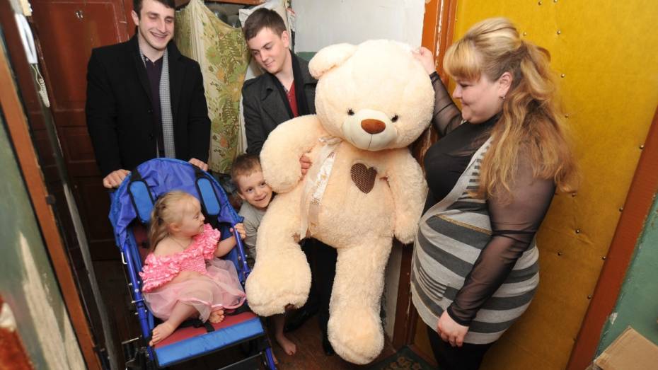 «Не верится даже!» Студенты подарили коляску для маленькой героини РИА «Воронеж»