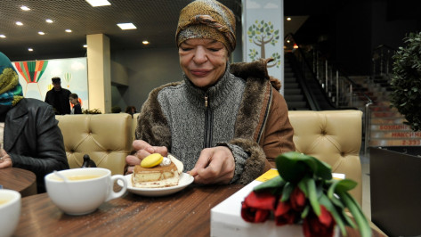 «Заплакала от счастья». Как волонтеры поздравили с 8 Марта бездомных женщин в Воронеже