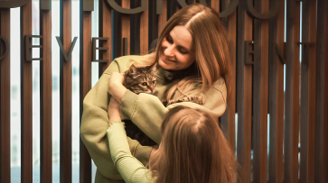 «Кошка с квартирой» обрела хозяев! Бася выбрала семью, с которой встретит Новый год в новом доме