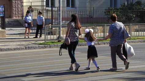 Воронежским семьям начали поступать президентские выплаты на школьников