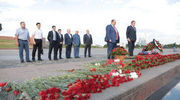 Делегация Воронежского землячества возложила цветы к монументу на Поклонной горе в Москве