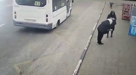 Жительница Воронежа лишилась фаланги пальца в автобусе: появилось видео