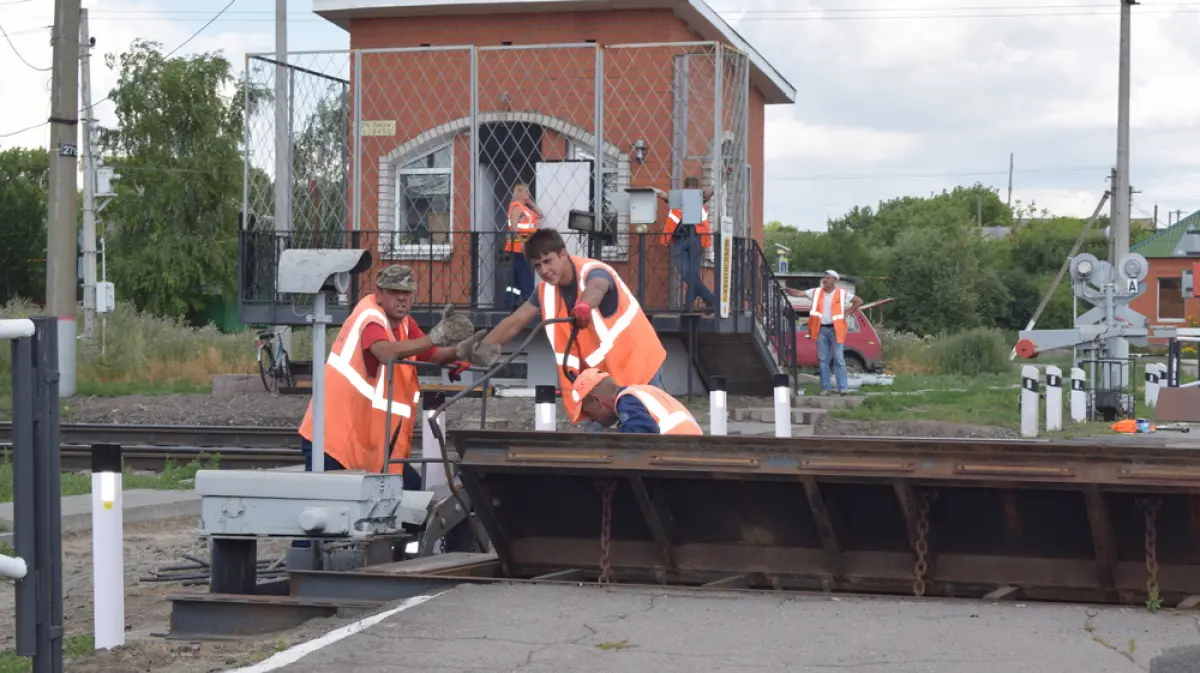 В слободе Подгорное возобновили движение на закрытом 2 года назад  железнодорожном переезде