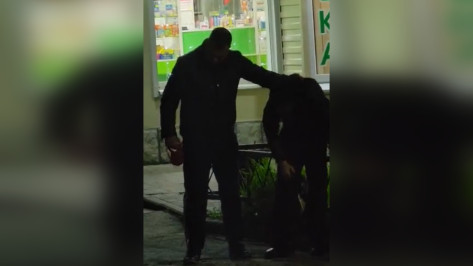 Соцсети: в Воронеже пьяный мужчина требовал от подростка извиниться перед собакой