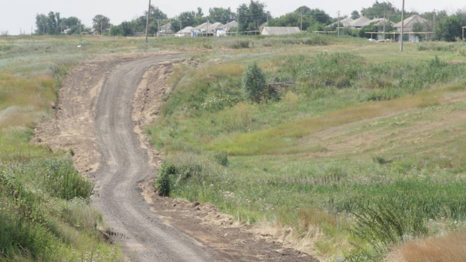 Общественники бобровского села Сухая Березовка укрепили грунтовку щебнем