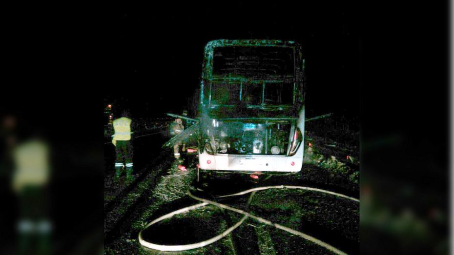 Пассажирский автобус загорелся на трассе в Кантемировском районе