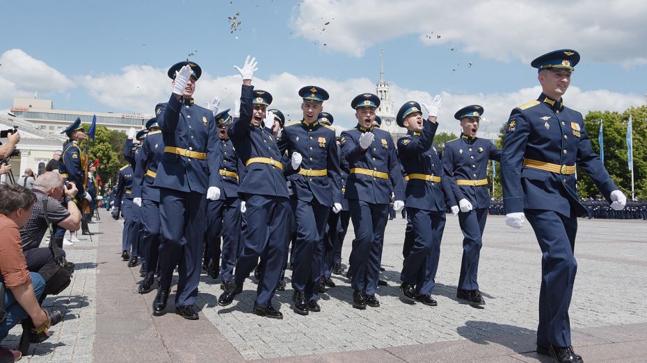 В Воронеже прошел торжественный выпуск офицеров Военно-воздушной академии