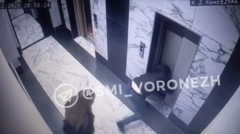 В Воронеже ребенок упал в шахту лифта: видео