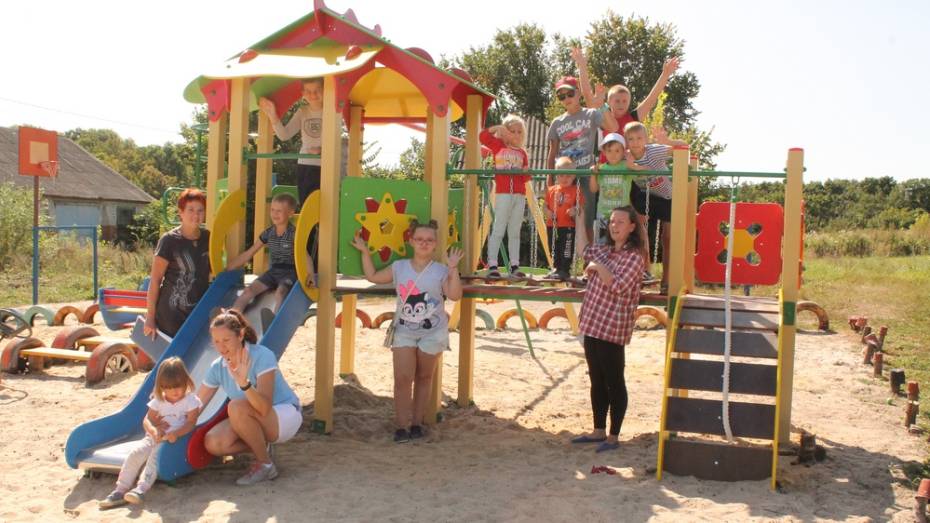 В хохольском поселке Орловка активисты обустроили зону отдыха для детей