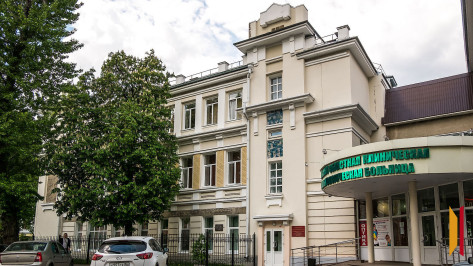 Пожарные машины съедутся к офтальмологической больнице в центре Воронежа