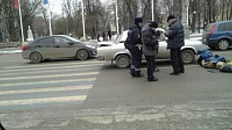 В Воронеже полицейский на площади Ленина сбил пенсионерку
