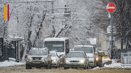 Воронежцев предупредили о сильном ветре, налипании мокрого снега и метели
