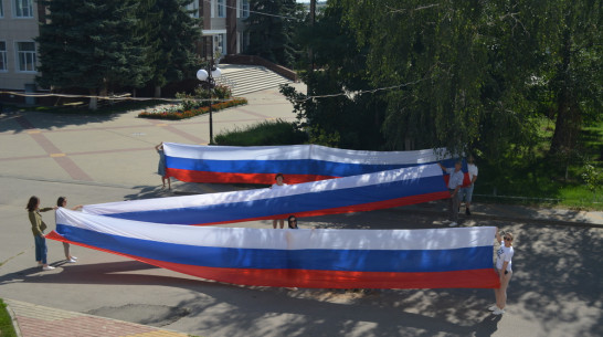 В Воробьевке на площади развернули 30-метровый российский флаг в виде буквы Z