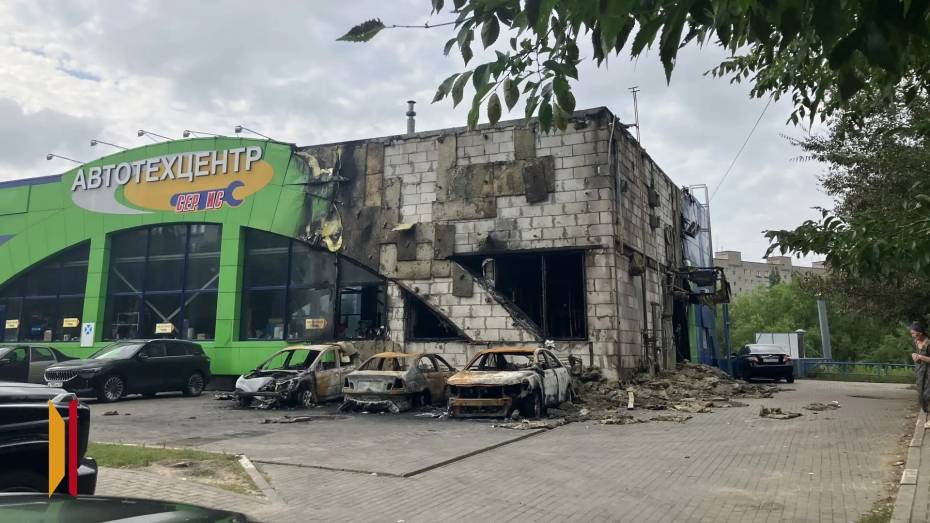 В Воронеже ночью 9 августа загорелся техцентр на улице Героев Сибиряков