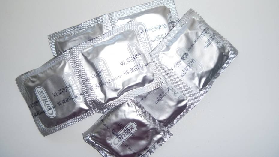Более четырех тысяч контрафактных презервативов изъяли в воронежском магазине