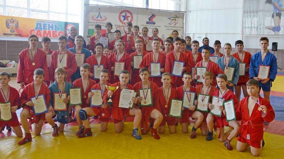 Таловские самбисты выиграли 8 золотых медалей на первенстве области