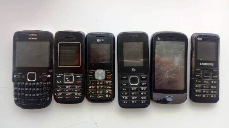 В 2 колонии Воронежской области попытались передать 13 мобильных телефонов за 2 дня