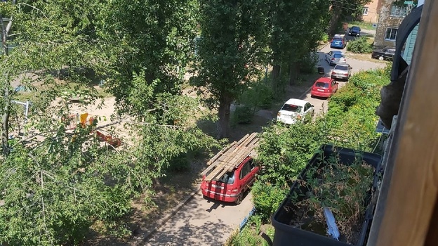 Воронежцы пожаловались на проезжающие через двор многоэтажки автомобили