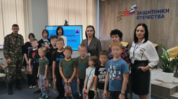 В Воронеже ветеран ОВД провел урок по безопасности для детей участников спецоперации
