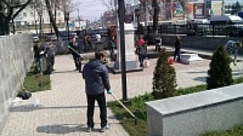 В центре Воронежа школьники и студенты помыли памятники и мемориалы