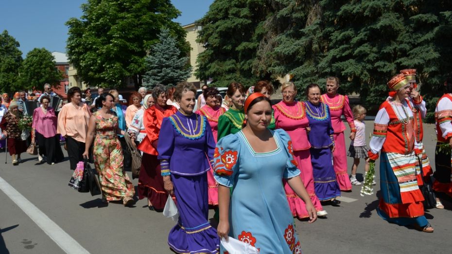 Погода в богучаре воронежской. Богучарский ансамбль. Ансамбль Богучар. Кантемировский фестиваль в Богучаре. Районный дом культуры города Богучара Воронежской области.