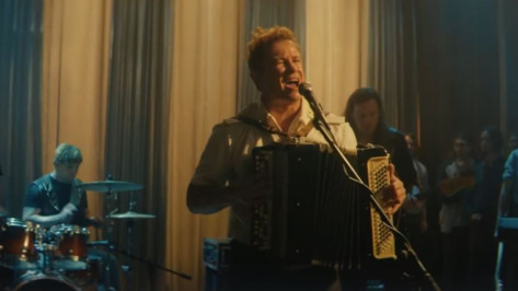 В фильме о воронежской группе «Сектор Газа» в роли солиста снялся актер Никита Кологривый