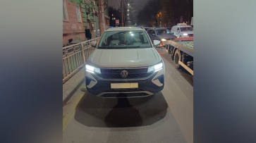 Чтобы не платить штрафы, жительница Воронежа 7 часов просидела в закрытом автомобиле