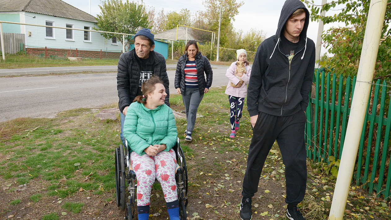 Приехали. Семья переселенцев в Воронежскую область с девушкой-колясочницей нуждается в помощи