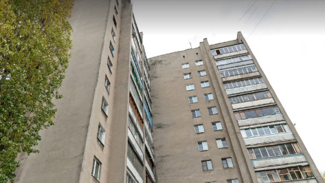 Спасатели эвакуировали 15 человек из воронежской многоэтажки из-за ночного пожара