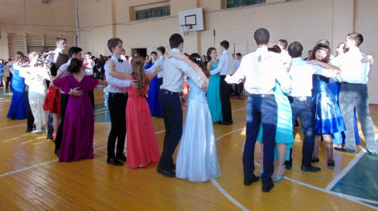 В Бутурлиновке на балу поздравили студентов и Татьян