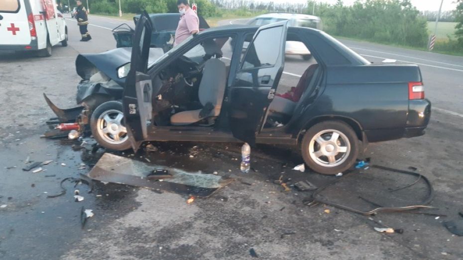 В автокатастрофе на трассе в Воронежской области 1 человек погиб и 4 пострадали